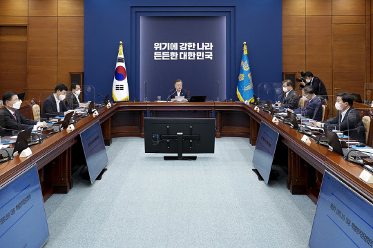 문재인 대통령이 7일 코로나19 대응 특별방역점검회의를 주재하는 모습. 청와대 제공.